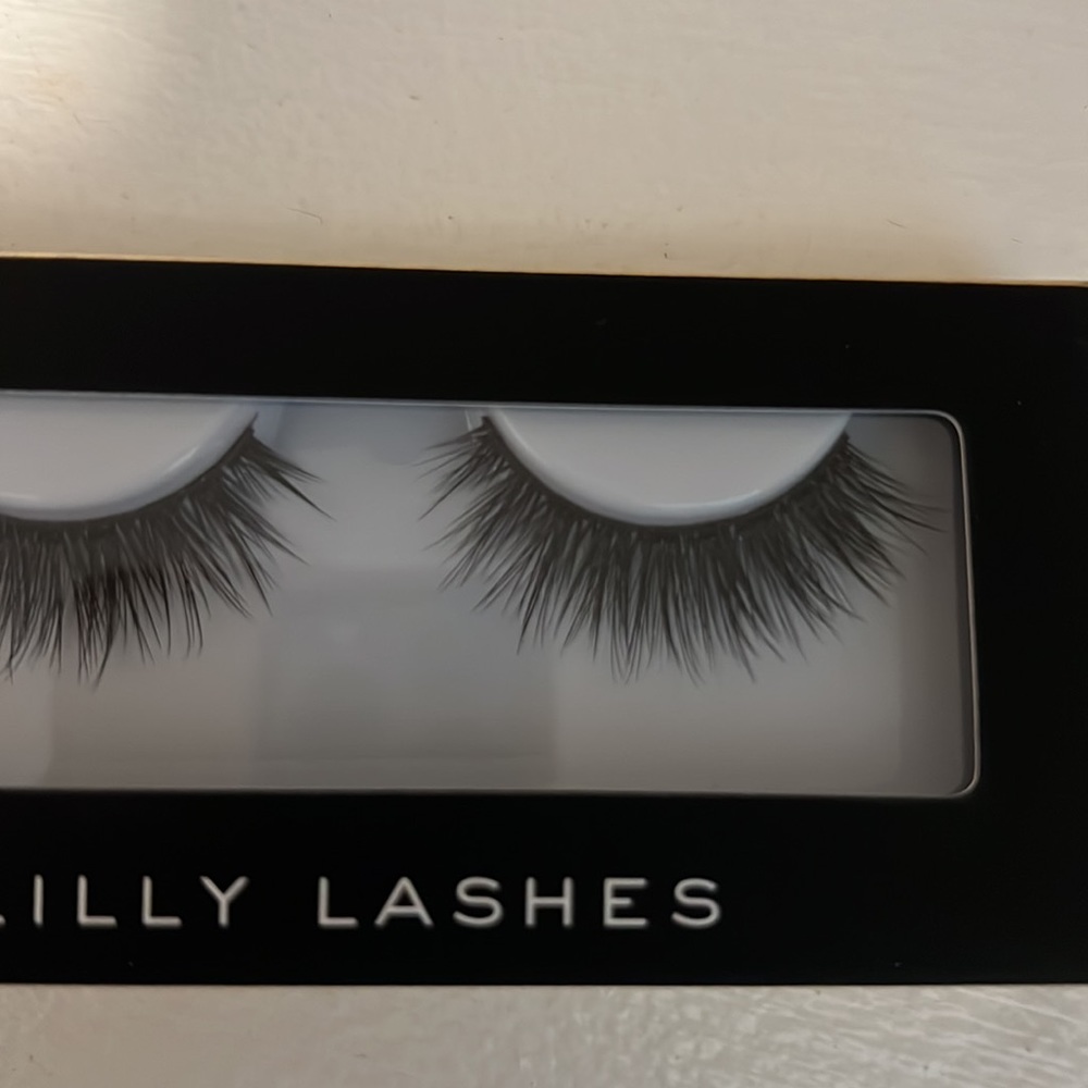 Lashes - Picture 4 of 4